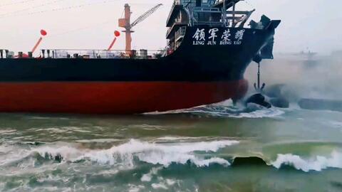 賀大津重工8000DWT散貨船氣囊上排下水吉水接水順利